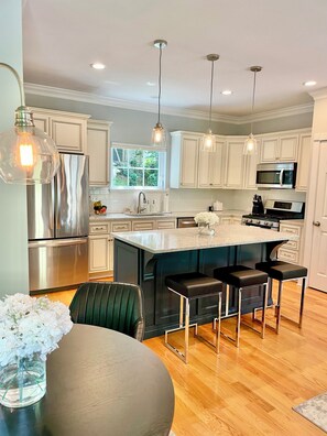 Mikrobølgeovn, ovn, kokeplater og oppvaskmaskin