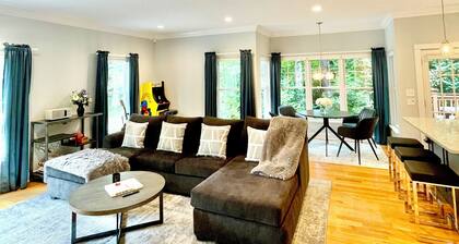 Modern House in Clifton Gaslight - 3 BR 3BA with Walkable Shops and Restaurants