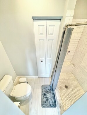 Shower, hair dryer, towels, soap - Modern House in Clifton Gaslight - 3 BR 3BA with Walkable Shops and Restaurants (Cincinnati)