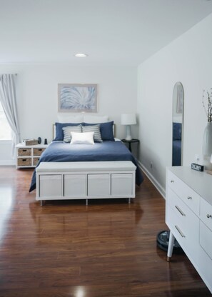 1 slaapkamer, een bureau, een strijkplank/strijkijzer, reisbedje