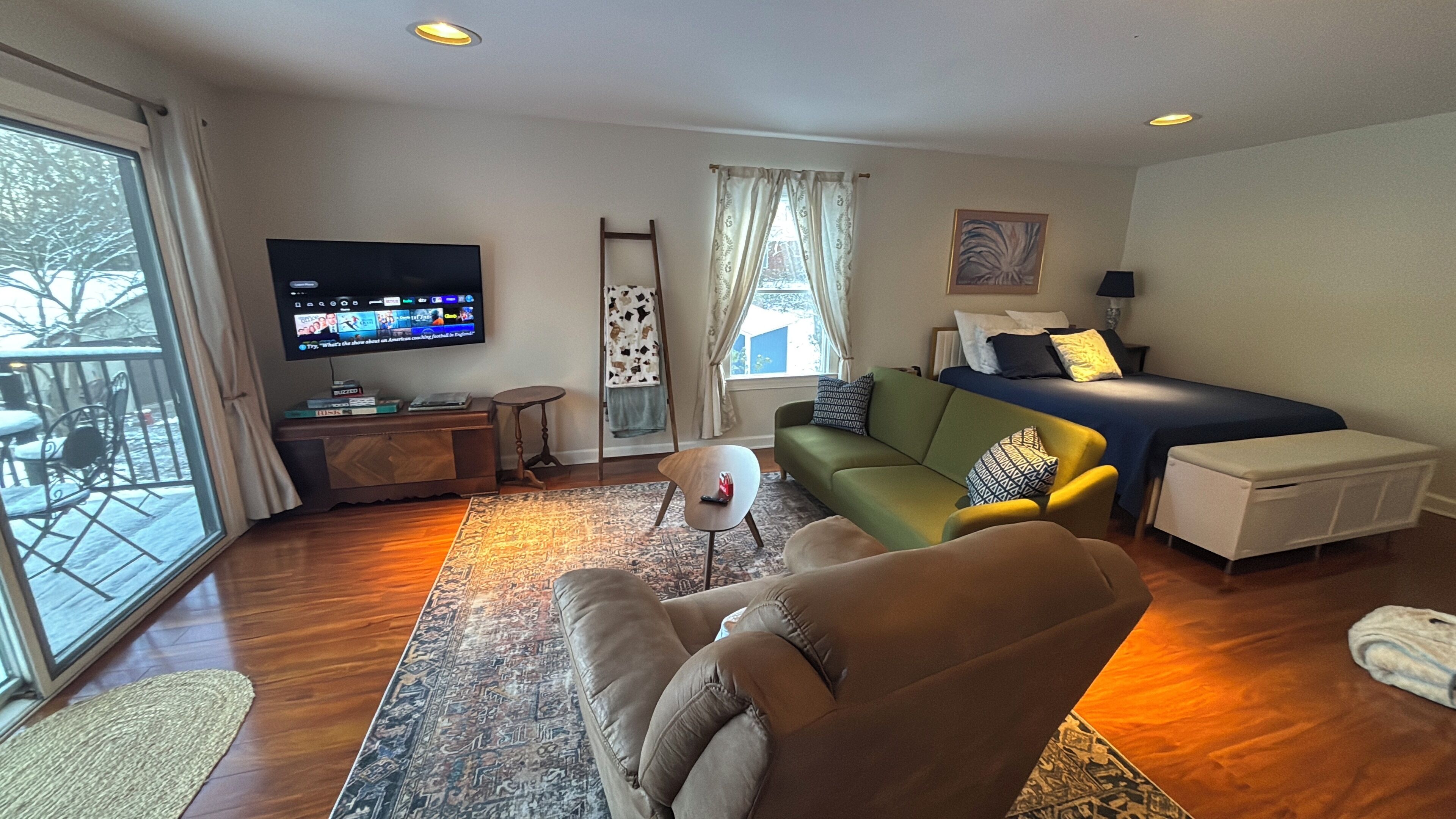 1 dormitorio, escritorio, tabla de planchar con plancha y cuna de viaje