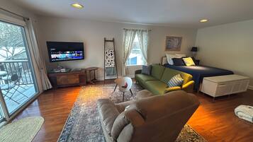 1 dormitorio, escritorio, tabla de planchar con plancha y cuna de viaje