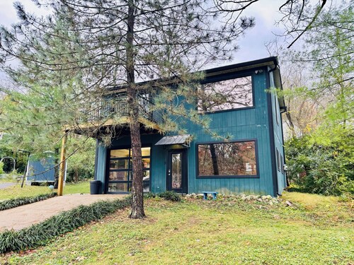 Cozy Tree-Lined Carriage Home - Stay in Serenity!