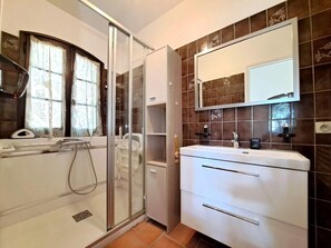 Shower, free toiletries, hair dryer, towels - 4 BR Villa with Pool, Sea View, AC, Parking... - BENAKEY (Le Cannet)