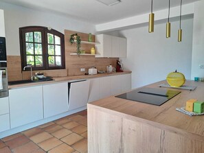 Fridge, microwave, oven, stovetop - 4 BR Villa with Pool, Sea View, AC, Parking... - BENAKEY (Le Cannet)