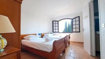 4 chambres, fer et planche à repasser, Wi-Fi, draps fournis