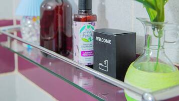 Hiustenkuivaaja, pyyhkeet, vessapaperi