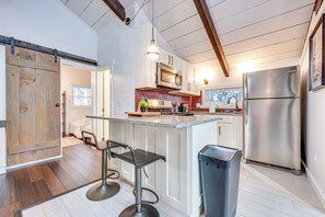 Réfrigérateur, micro-ondes, plaque de cuisson, cafetière/bouilloire