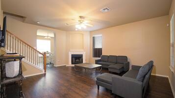 Smart TV, chimenea, futbolito y tenis de mesa