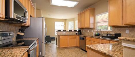 ثلاجة، ميكروويف، فرن، موقد طهي مسطح