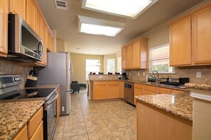 Køleskab, mikrobølgeovn, ovn, kogeplade