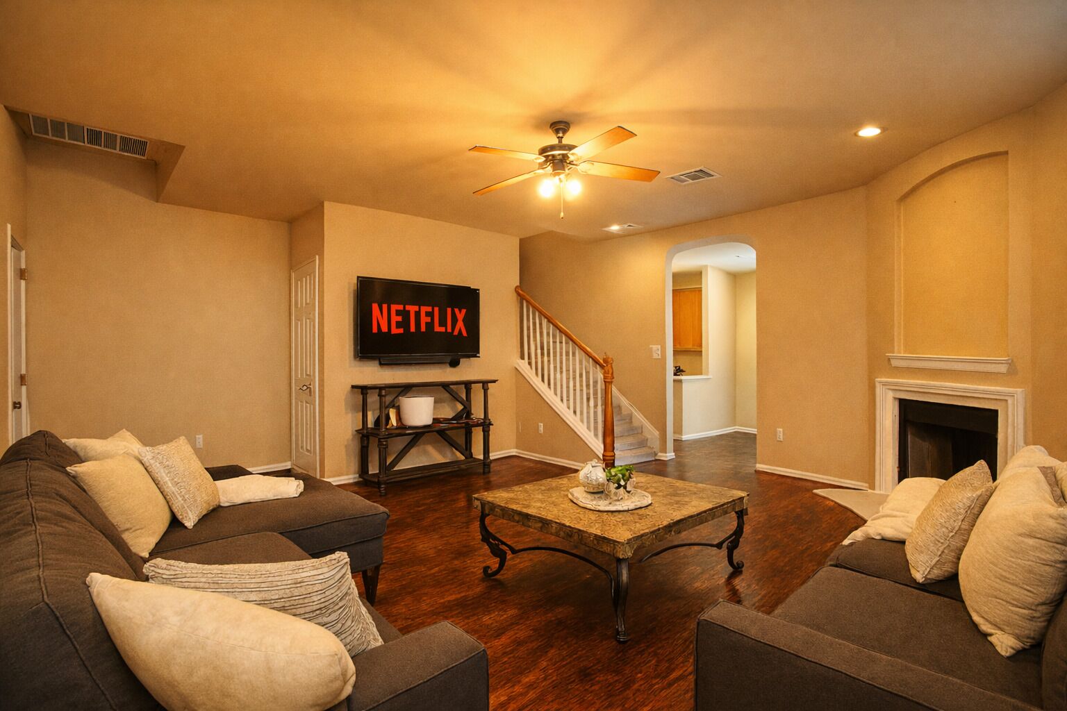 Smart TV, chimenea, futbolito y tenis de mesa 