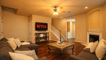 Smart TV, chimenea, futbolito y tenis de mesa