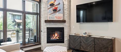 Televisor intel·ligent, llar de foc i llibres