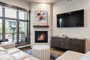 Smart TV, fireplace, books - Newer Upscale Canyons Village Resort Condo. 5 min walk to Gondola, 2 Bedrooms Ensuite, Pet Friendly (Park City)