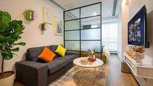 Un salon moderne avec un canapé, une table basse et une grande fenêtre.