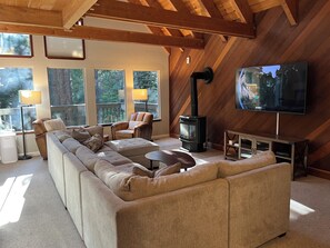 Smart-tv, eldstad och datorskärmar