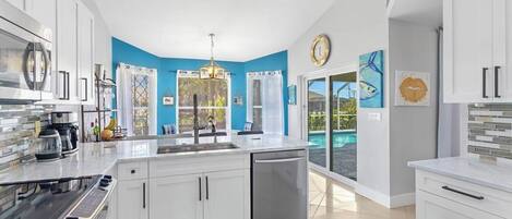 Kylskåp, mikrovågsugn, ugn och spishäll