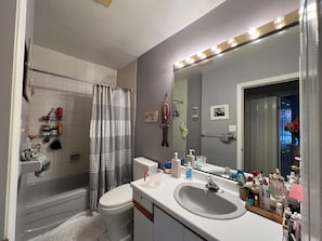 Hair dryer, towels, soap, shampoo - Cozy 1 bedroom in Condo (Kingston)