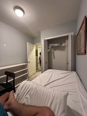 1 bedroom, bed sheets - Cozy 1 bedroom in Condo (Kingston)