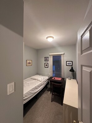 1 bedroom, bed sheets - Cozy 1 bedroom in Condo (Kingston)
