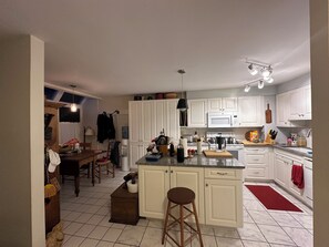 Private kitchen - Cozy 1 bedroom in Condo (Kingston)