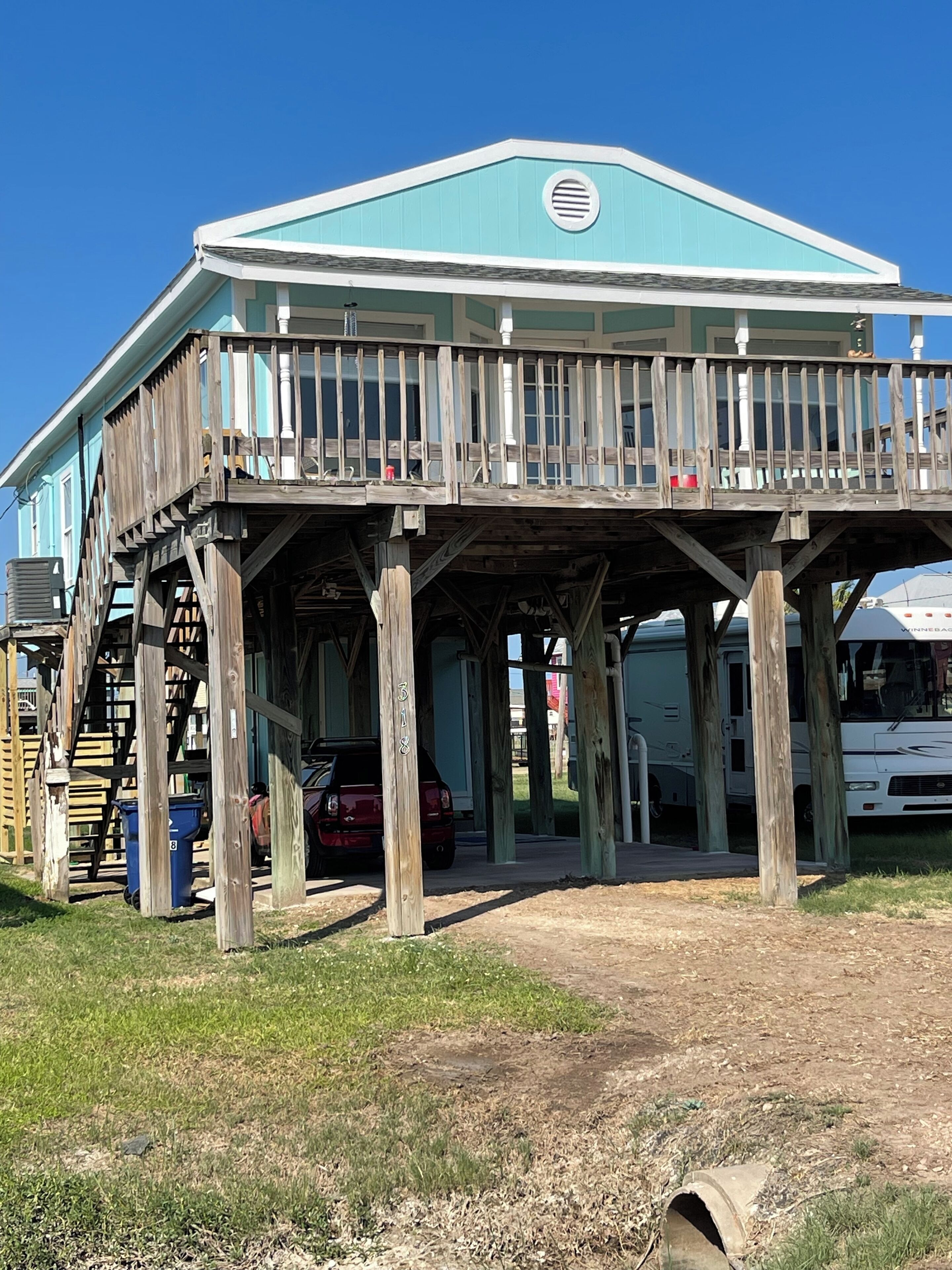 Sand Castle Cottage! 2 king beds, fast WiFi, short walk to beach, jetty fishing