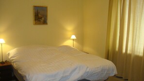 2 soverom, strykejern/-brett, reiseseng for barn og wi-fi