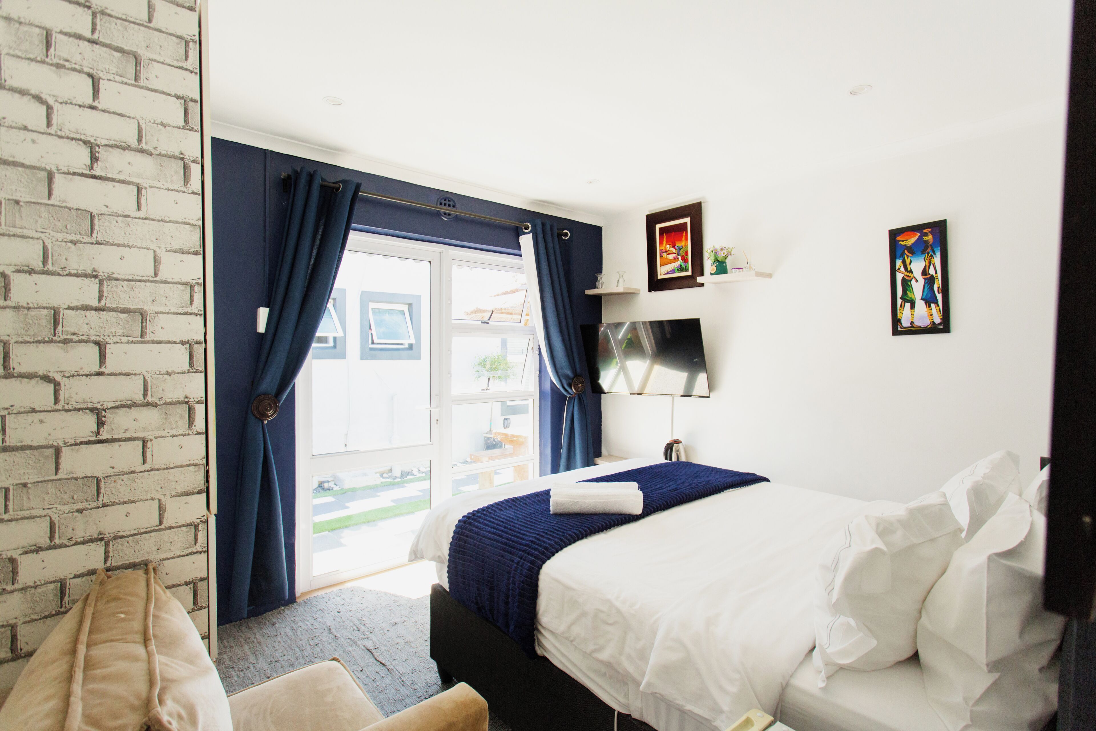 Design Room, 1 Queen Bed | Iron/ironing board, free WiFi