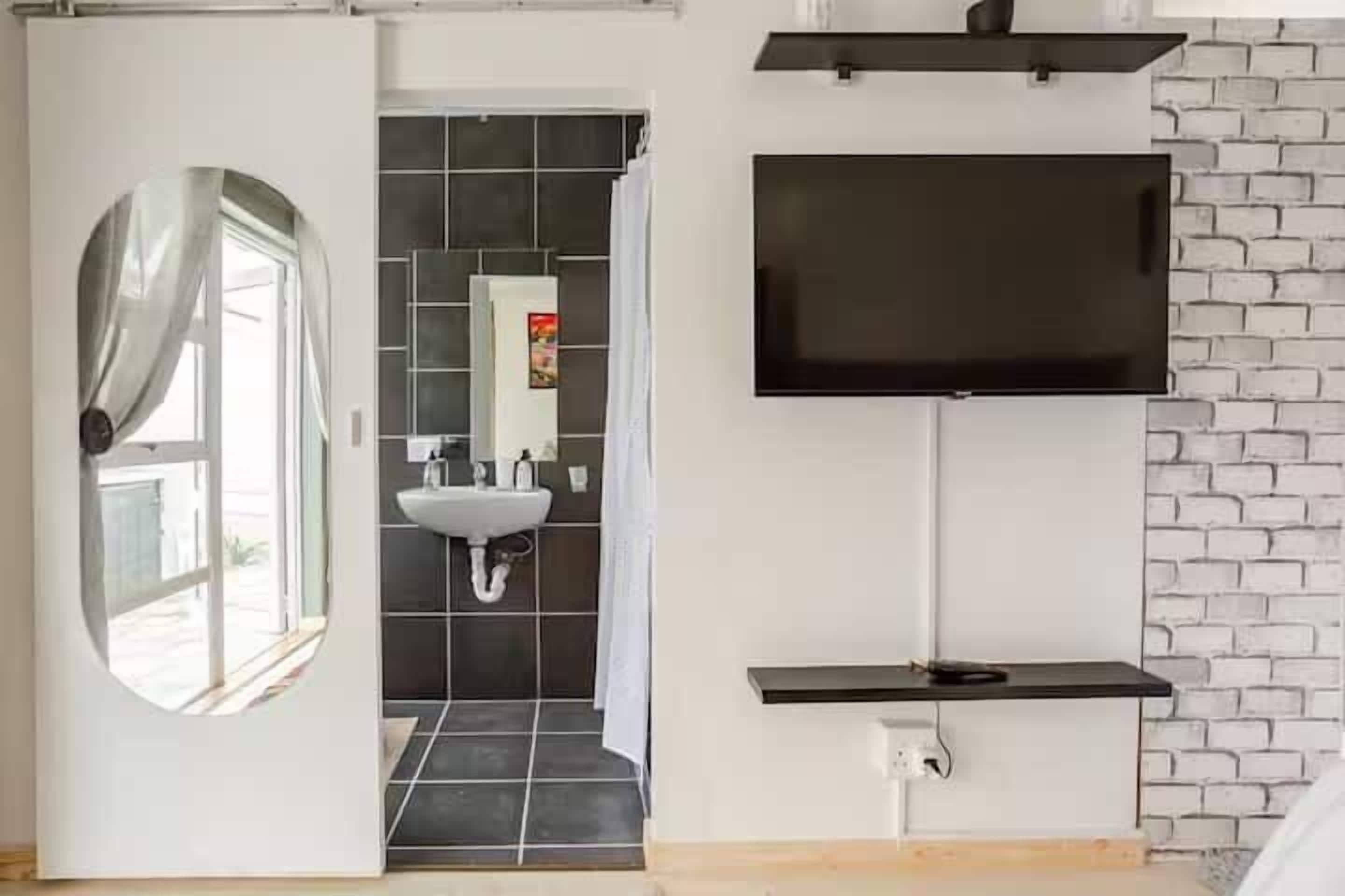 Superior Room | Bilik Mandi | Pancuran mandi, kelengkapan dandanan diri percuma, tuala disediakan 