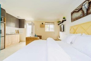 Luxury Studio Suite, 1 Bedroom, Poolside