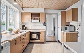 Fridge, stovetop, dishwasher, coffee/tea maker - Lovely home in Vemb with house sea view (Vemb)