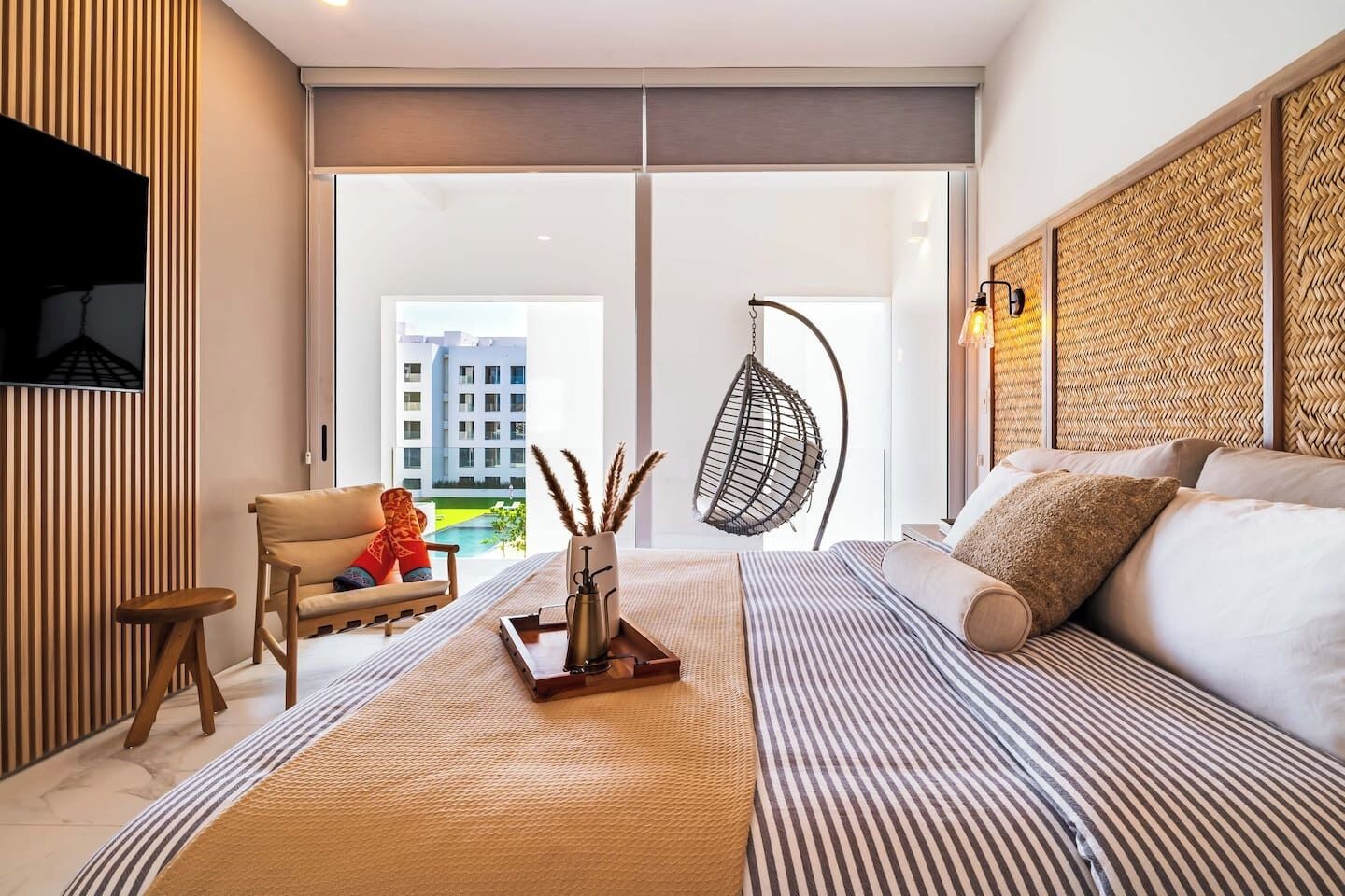 Coffres-forts dans les chambres, bureau, fer et planche à repasser