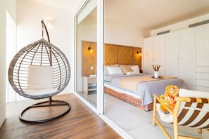 Caixa forta a l'habitació, escriptori i planxa i posts de planxar 