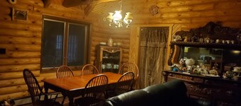 Charming 4-bedroom house with AC and WiFi in Springfield just outside city limit
