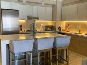 冷蔵庫、電子レンジ、ペーパータオル