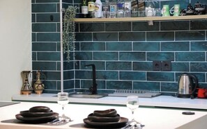 Kühlschrank, Ofen, Kochgeschirr/Geschirr/Besteck, Küchenrolle