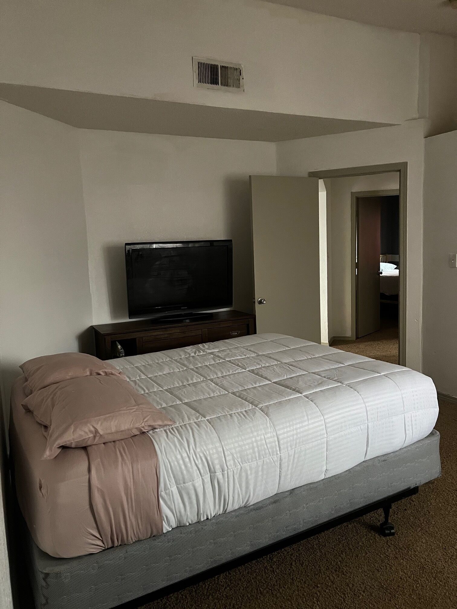 3 chambres, fer et planche à repasser, Wi-Fi, draps fournis