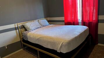 3 habitaciones, tabla de planchar con plancha, wifi y ropa de cama