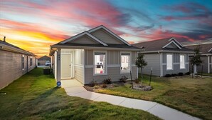 A single-story residential house with a front porch, a small yard, and a driveway. - Charming house in Ferris (Ferris)