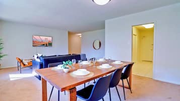 Comfort Apartment, 2 Bedrooms, City View | Dining room