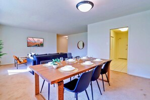 Comfort Apartment, 2 Bedrooms, City View | Dining room