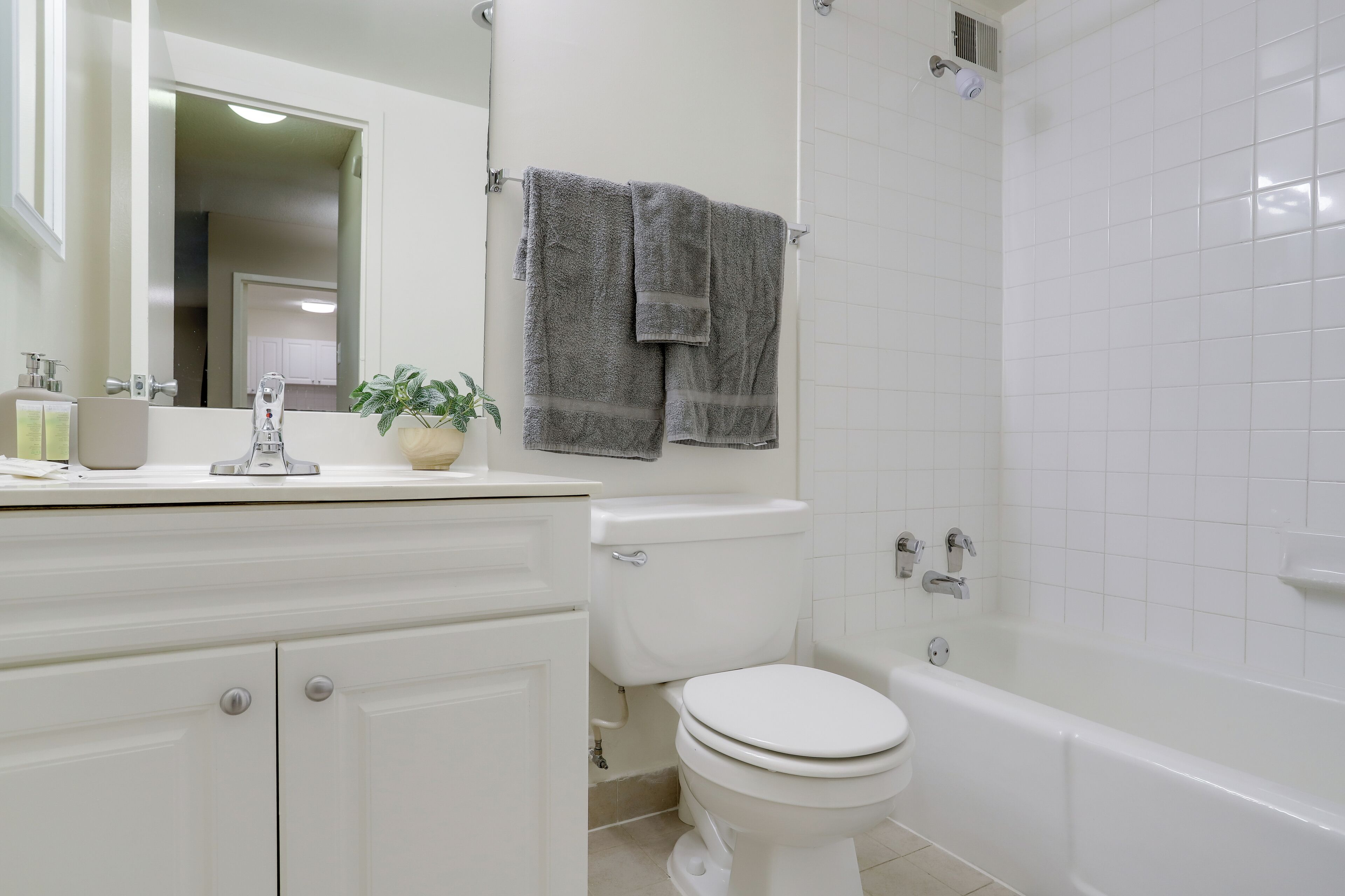 Une salle de bain avec des toilettes, un lavabo et une baignoire.