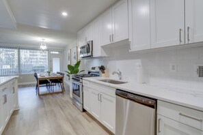 Apartamento Confort, 2 habitaciones, vistas a la ciudad | Cocina privada | Frigorífico, microondas, horno y placa de cocina