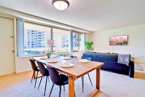 Comfort-Apartment, 2 Schlafzimmer, Stadtblick | Esszimmer