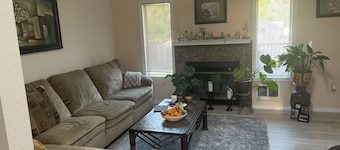 Whole House 3-bedroom house in Tacoma with WiFi access