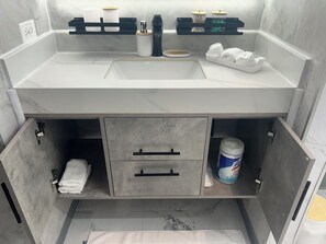 Een haardroger, handdoeken, zeep, shampoo