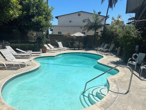 Een buitenzwembad en een verwarmd zwembad