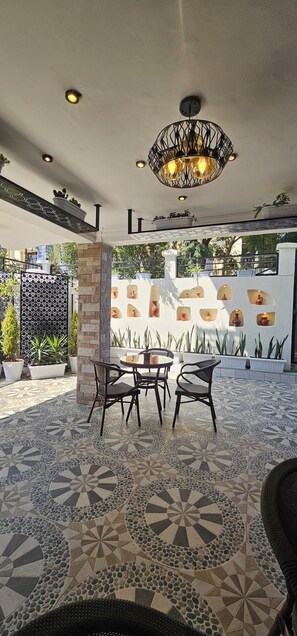 Outdoor banquet area - Calm Corner Addis (Addis Ababa)
