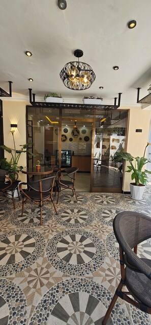 Outdoor banquet area - Calm Corner Addis (Addis Ababa)